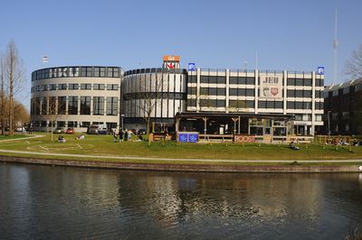 900244 Gezicht op het Paardenveld te Utrecht, met op het gras de aanduidingen voor het houden van anderhalve meter ...